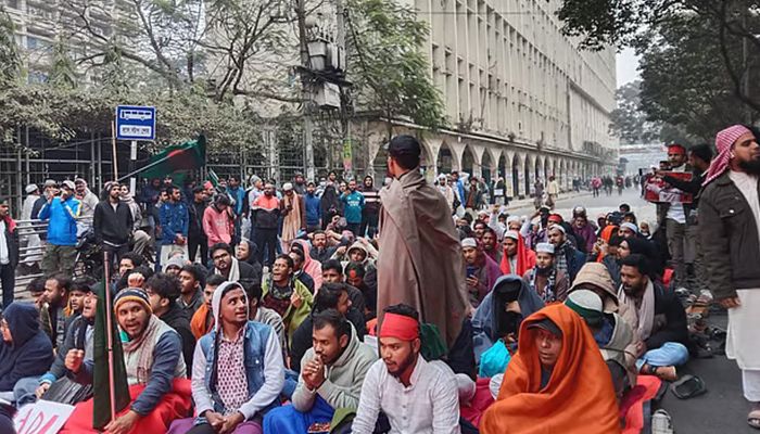 আজিজ সুপার মার্কেটের সামনে অবস্থান করছেন ইনকিলাব মঞ্চের নেতাকর্মীরা। ছবি : সংগৃহীত