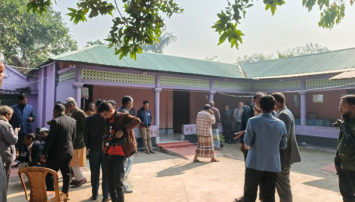 তারাগঞ্জে নিজ বাড়িতে স্ত্রীসহ বীর মুক্তিযোদ্ধাকে কুপিয়ে হত্যা করা হয়। প্রবা ফটো