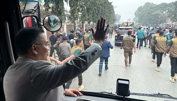 পথে পথে মানুষের ঢল, হাসিমুখে হাত নাড়ছেন তারেক রহমান