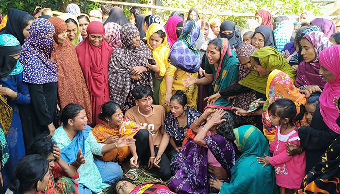 নিহতদের স্বজনদের আহাজারি। প্রবা ফটো