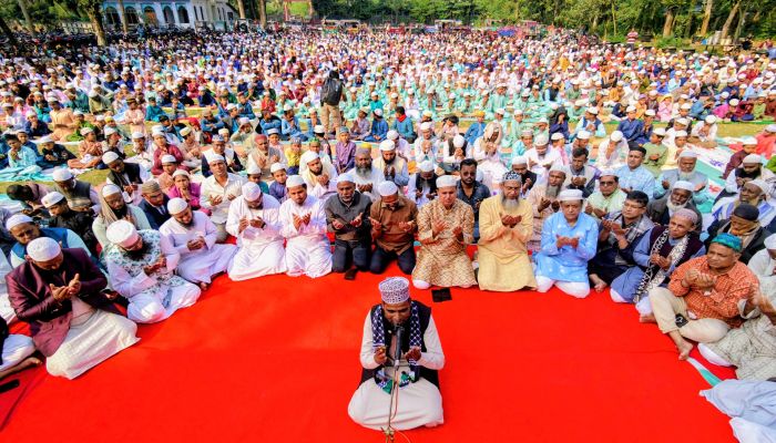 বগুড়ায় তিন শতাধিক মাদ্রাসা শিক্ষার্থীদের নিয়ে খালেদা জিয়ার সুস্থতা কামনায় দোয়া 