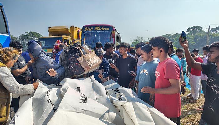ভাঙ্গায় সড়ক দুর্ঘটনায় একই পরিবারের ৩ জনসহ নিহত ৪