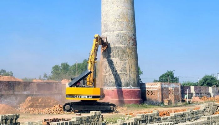 ফুলবাড়ীতে ইটভাটায় ৬ লাখ টাকা জরিমানা, গুঁড়িয়ে দেওয়া হল চিমনি