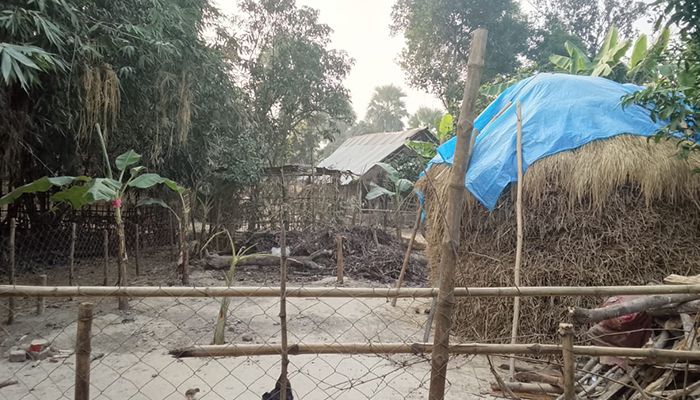 জমি সংক্রান্ত বিরোধ,  বাড়ির সীমানায় কাঁটা তারের বেড়া ও ভাঙচুর