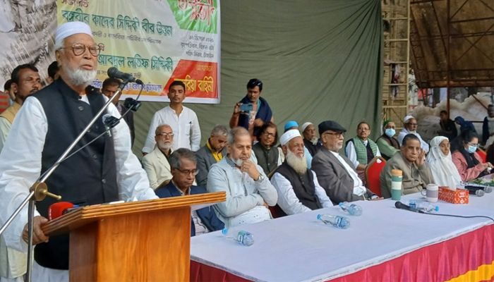 টাঙ্গাইল জেলা হানাদারমুক্ত দিবসে বক্তব্য রাখছেন কাদের সিদ্দিকী। ছবি : সংগৃহীত