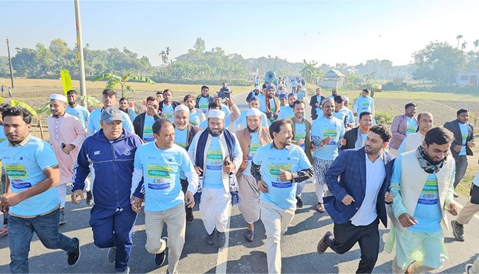 পাকুন্দিয়ায় সম্প্রীতির ম্যারাথন দৌড়ে অংশগ্রহণ করেছেন এমপি প্রার্থীরা। প্রবা ফটো