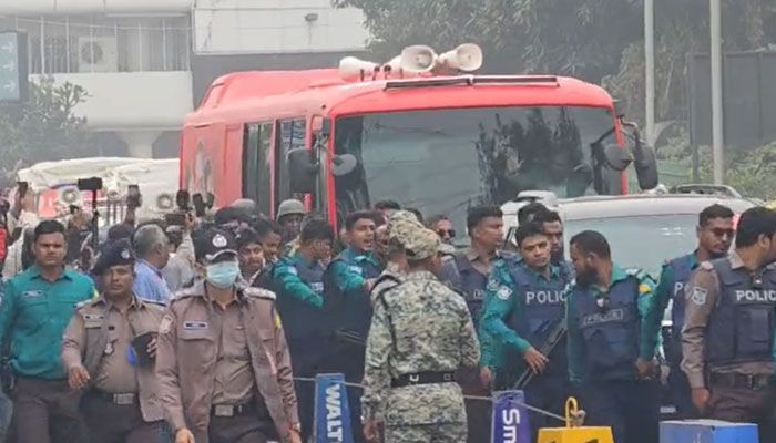 বুলেট প্রুফ বাসে ৩০০ ফিটের পথে তারেক রহমান