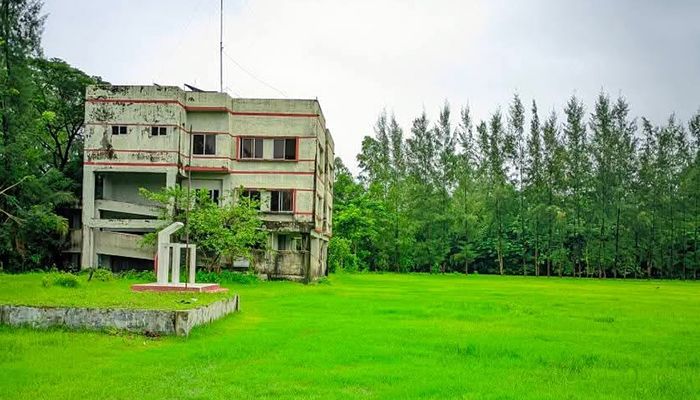 আলোর দিশারী হয়ে ওঠা বিদ্যালয়টি এখন অস্তিত্ব সংকটে, ২১ মাসেও বেতন পাননি শিক্ষকরা