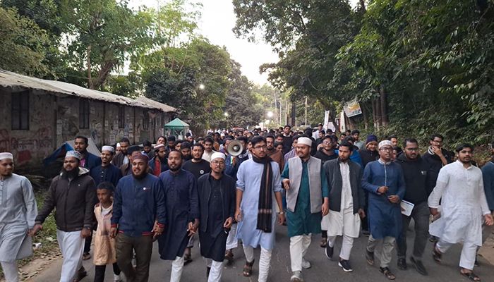 হাদিকে গুলির ঘটনায় চাকসুর বিক্ষোভ মিছিল