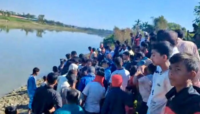 নদীর মোহনায় যুবকের মরদেহ, মোবাইল সিমে পরিচয় শনাক্ত