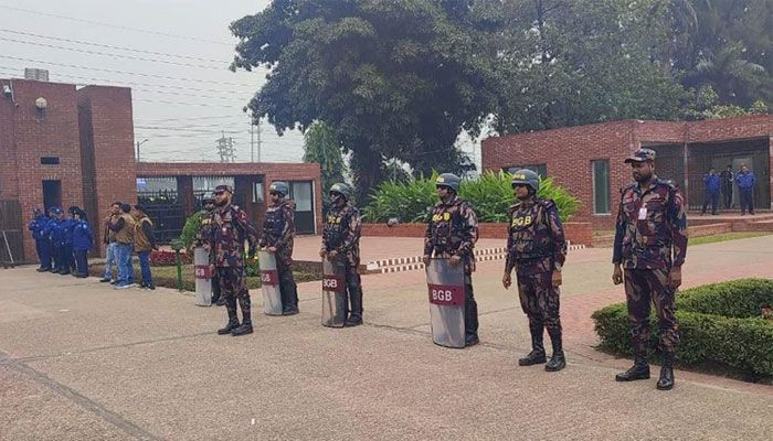 নিরাপত্তা বেষ্টনীতে ঢাকা জিয়া উদ্যানের প্রবেশমুখ। ছবি: সংগৃহীত 