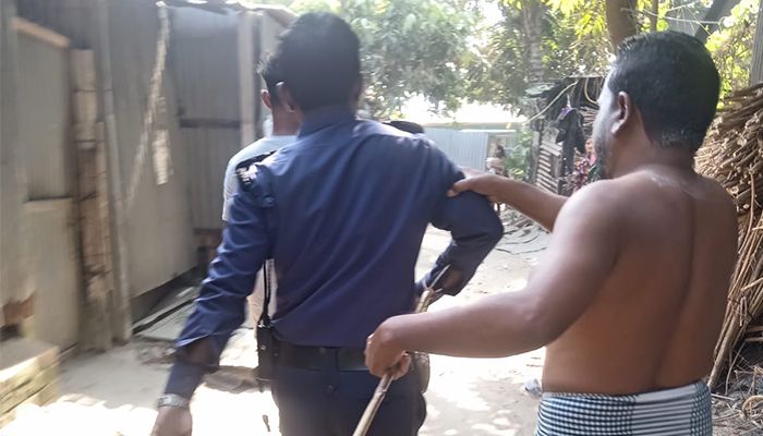সিরাজদিখানে  দুই গ্রুপের সংঘর্ষ, পুলিশসহ টেটাবিদ্ধ ৬ জন