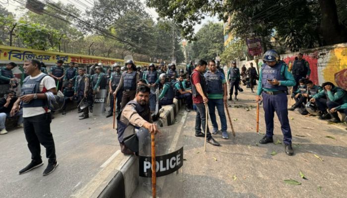 সাউন্ড গ্রেনেড-টিয়ারশেলে নিয়ন্ত্রণ ঢাকা ও আইডিয়াল কলেজের মধ্যে সংঘর্ষ