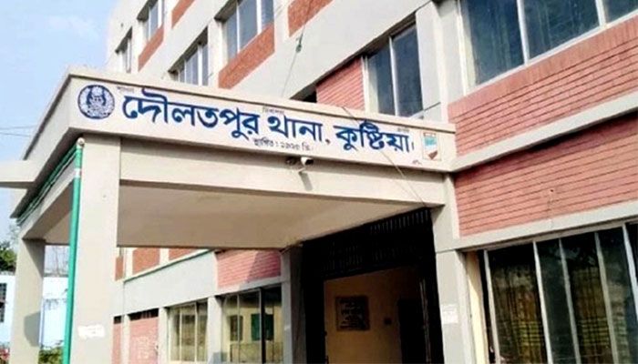 কৃষক হত্যার সঙ্গে জড়িত সন্দেহে ফারুক হোসেন নামে একজনকে গ্রেপ্তার করেছে পুলিশ। প্রবা ফটো