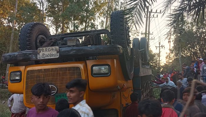 যাত্রীসহ ট্রাকের নিচে চাপা পড়ল অটোরিকশা, নিহত ১