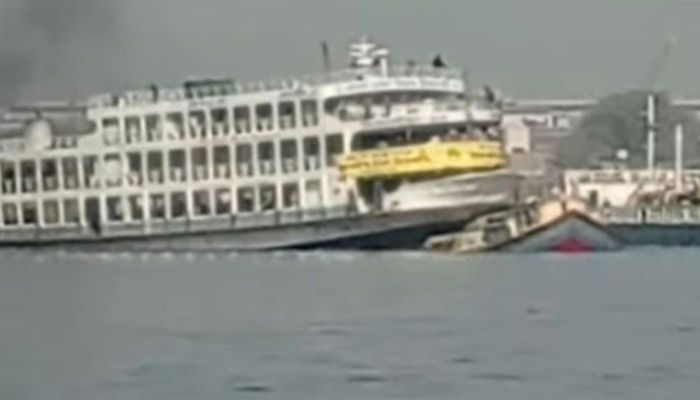 লঞ্চের সঙ্গে বালুবাহী বাল্কহেডের সংঘর্ষ, সাঁতরে বাঁচলেন পাঁচজন