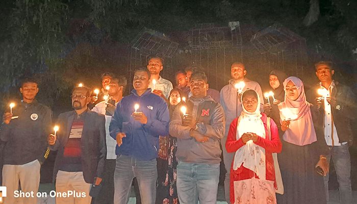 মোমবাতি প্রজ্জ্বলন করছেন দূর্গাপুর ছাত্র ইউনিয়ন। প্রবা ফটো