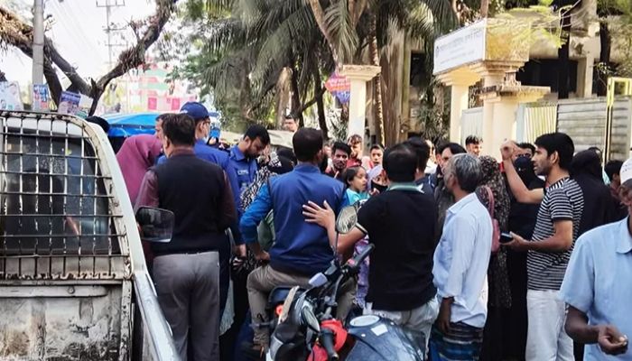 নোয়াখালিতে বাখরাবাদ গ্যাস ডিস্ট্রিবিউশন কোম্পানি ঘেরাও, সড়ক অবরোধ