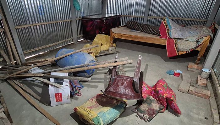 শহীদ পরিবারটির বসতবাড়িতেও ভাঙচুর চালায় হামলাকারীরা। প্রবা ফটো