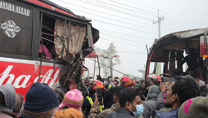 ঘন কুয়াশায় দুই বাসের মুখোমুখি সংঘর্ষ, আহত ২২