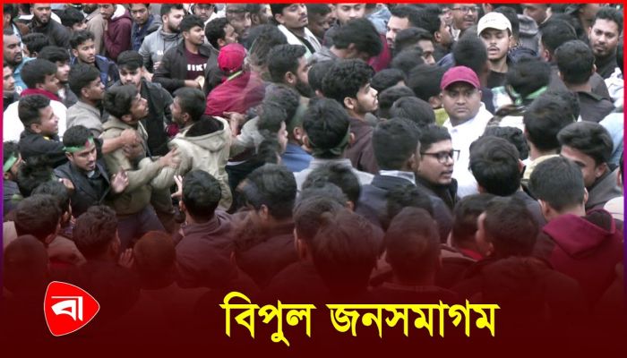 সংবর্ধনা মঞ্চের সামনে নেতা-কর্মীদের ধস্তাধস্তি