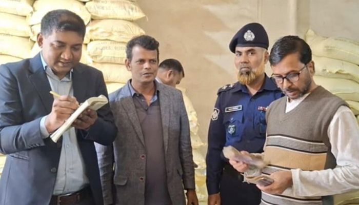 এলেঙ্গায় জাতীয় ভোক্তা অধিকার সংরক্ষণ অধিদপ্তরের অভিযান। প্রবা ফটো