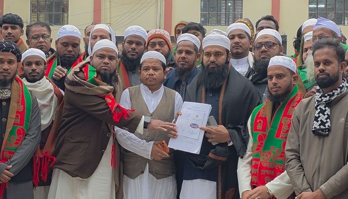 মনোনয়ন ফরম উত্তোলনের পর সমর্থক-কর্মীদের সঙ্গে মুফতি আমজাদ হোসেন। প্রবা ফটো