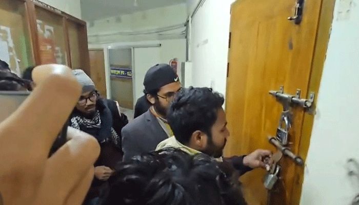 রাজশাহী বিশ্ববিদ্যালয়ের ৬ ডিনের পদত্যাগের দাবিতে প্রশাসনিক ভবনের সব কার্যালয়ে তালা