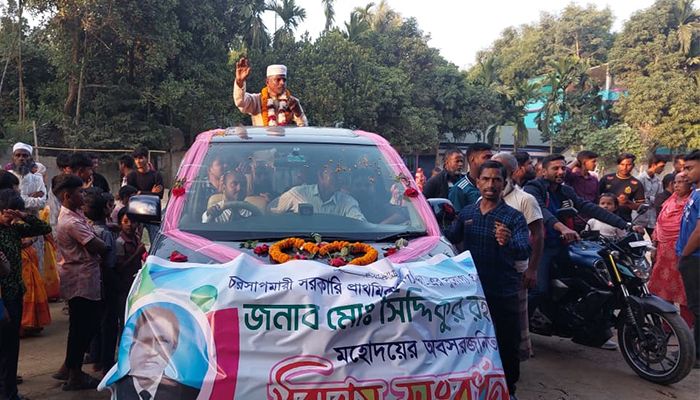 ফুল সজ্জিত ছাদখোলা গাড়িতে সদ্য বিদায়ী প্রধান শিক্ষক মো. সিদ্দিকুর রহমান।  প্রবা ফটো
