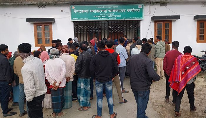 ক্ষেতলাল উপজেলা সমাজসেবা অফিসারের কার্যালয়ে মানুষের ভিড়। প্রবা ফটো