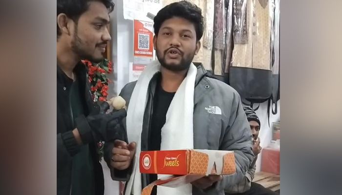 বহিষ্কারের খবরে মিষ্টি বিলালেন ছাত্রদল নেতা