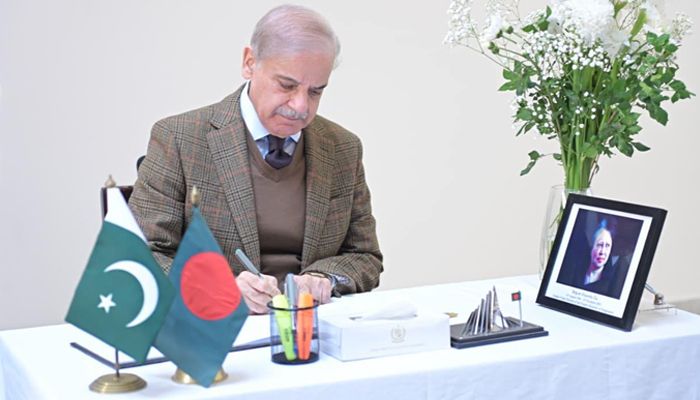 খালেদা জিয়ার প্রতি শ্রদ্ধা জানাতে বাংলাদেশ মিশনে পাকিস্তানের প্রধানমন্ত্রী
