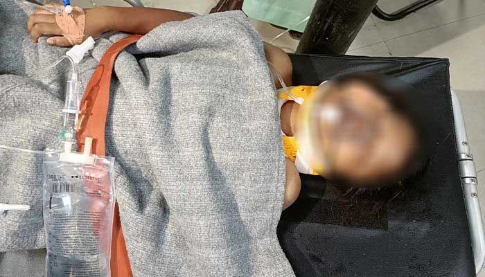 মিয়ানমার থেকে ছোঁড়া গুলিতে আহত স্কুলছাত্রী হোজাইফা আফনানকে মঙ্গলবার সন্ধ্যায় ঢাকা আনা হচ্ছে। ছবি: প্রতিদিনের বাংলাদেশ