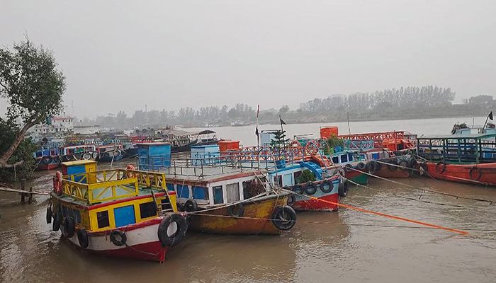 সুন্দরবনে পর্যটনবাহী নৌযান চলাচল বন্ধ
