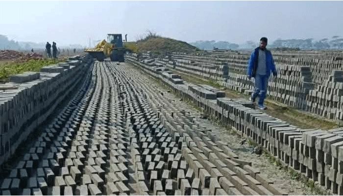 অবৈধ ইটভাটায় ৬ লাখ টাকা জরিমানা