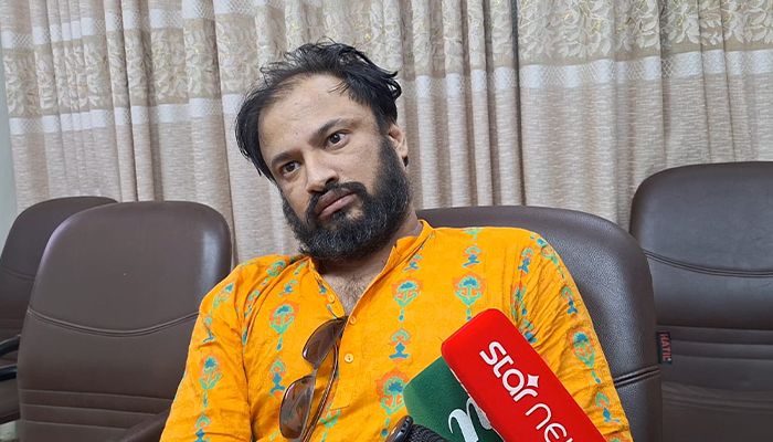 শিক্ষককে টেনেহিঁচড়ে প্রক্টর কার্যালয়ে নিয়ে গেলেন চাকসু নেতারা