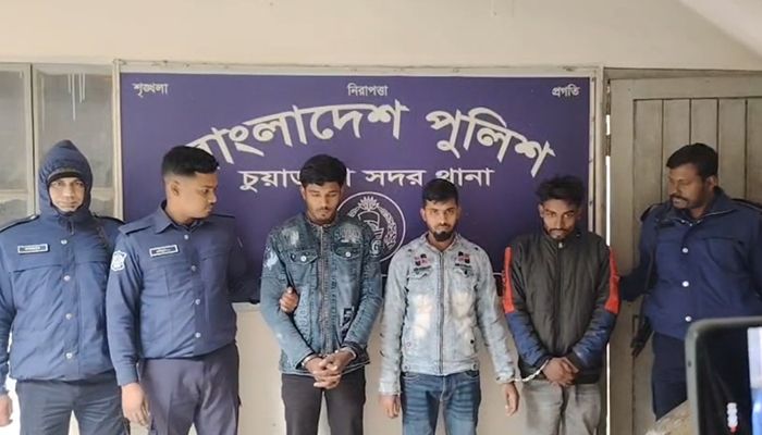 চেকপোস্টে পুলিশকে হুমকি দেওয়ায় গ্রেপ্তার ৩