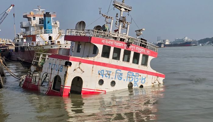 কর্ণফুলী নদীতে ডুবল স্ক্র্যাপ বোঝাই লাইটার জাহাজ