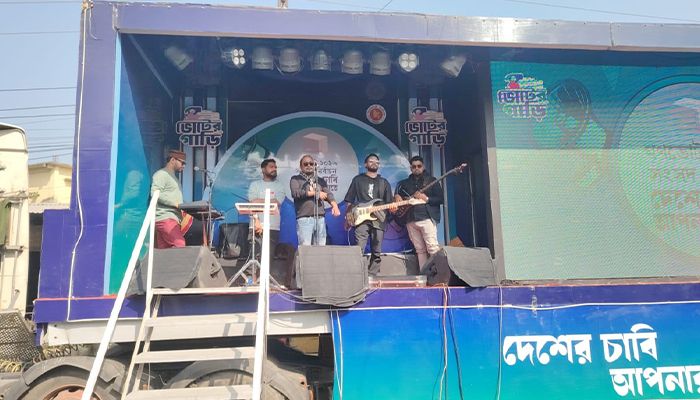 নির্বাচনের গুরুত্ব তুলে ধরতে ‘ভোটের গাড়ি’