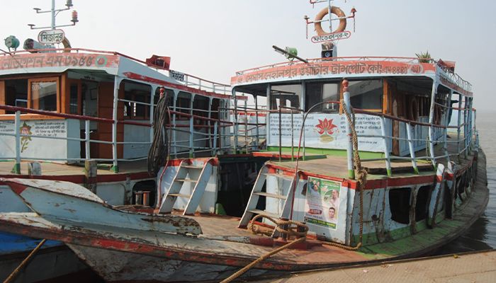 লক্কড়-ঝক্কড় লঞ্চে ঝুঁকিপূর্ণ পারাপার