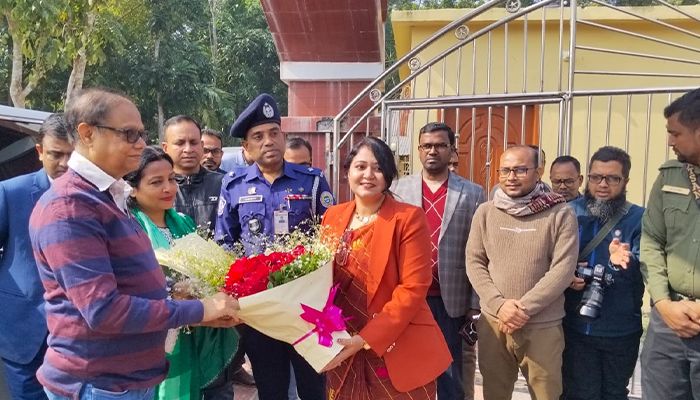 জীবনানন্দ সংগ্রহশালা ও পাঠাগার পরিদর্শন করলেন গভর্নর 