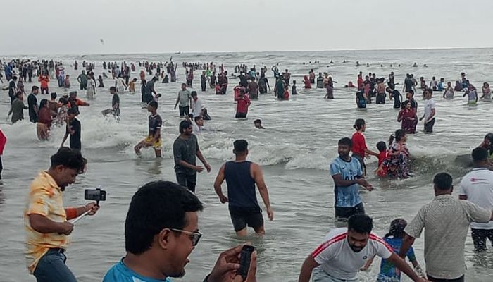 পর্যটকে মুখরিত কুয়াকাটা সৈকত