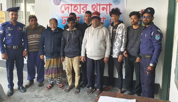 পুলিশের অভিযানে চোলাই মদসহ গ্রেপ্তার ১৩