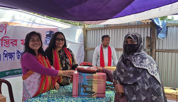 অসহায়দের পাশে প্রফেসর ফেরদৌসী পারভিন   