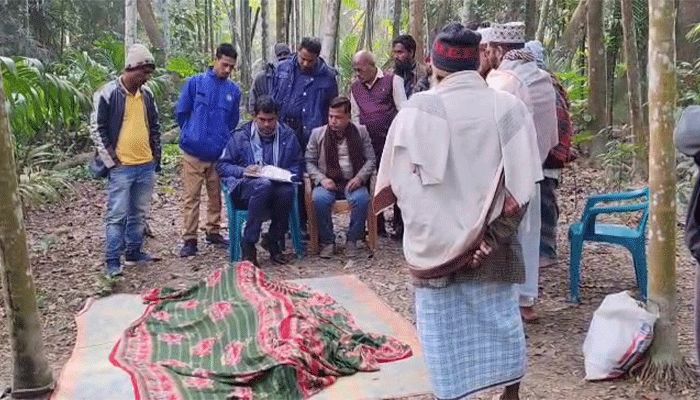 কাঁঠালিয়ায় এক ব্যক্তির ঝুলন্ত মরদেহ উদ্ধার করছে পুলিশ