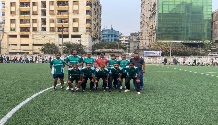 সবুজ টার্ফে সাদা-কালোদের মিলনমেলা