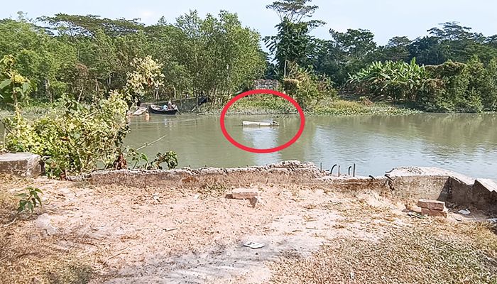 শ্রীমন্ত নদের ওপর সেতু ভেঙে পড়ায় ভোগান্তি