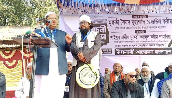 লালমনিরহাটের হাতীবান্ধা উপজেলায় আয়োজিত এক নির্বাচনি জনসভায় বৃহস্পতিবার দুপুরে বক্তব্য দেন ইসলামী আন্দোলন বাংলাদেশের আমির মুফতি সৈয়দ রেজাউল করীম। ছবি: প্রতিদিনের বাংলাদেশ