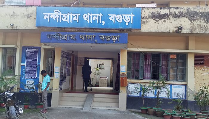 পুলিশের সামনেই বাদীকে হত্যাচেষ্টা