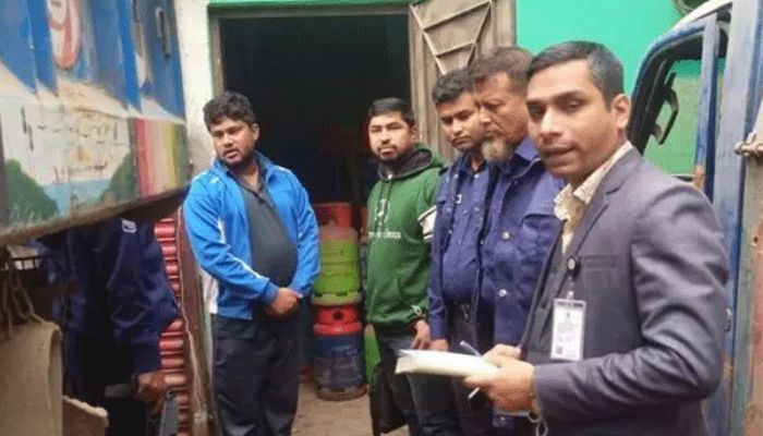 গ্যাস সিলিন্ডার বেশি দামে বিক্রিতে ৪০ হাজার টাকা জরিমানা